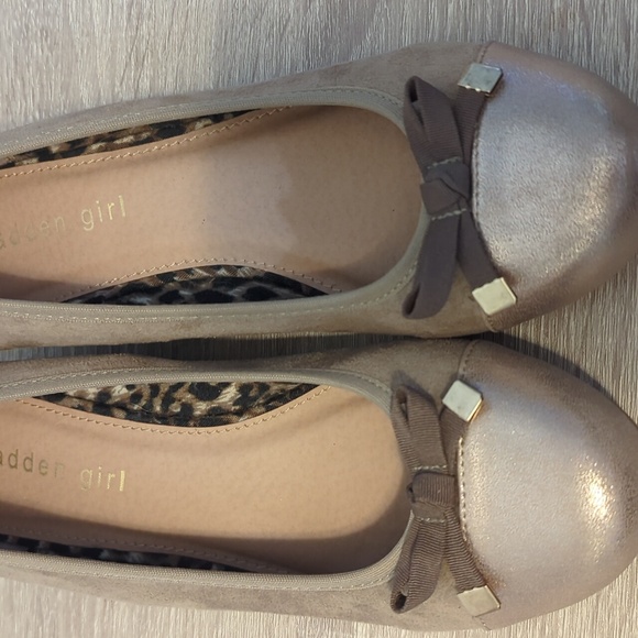 New Madden Girl Gold Beige Bow Flats - Picture 10 of 11